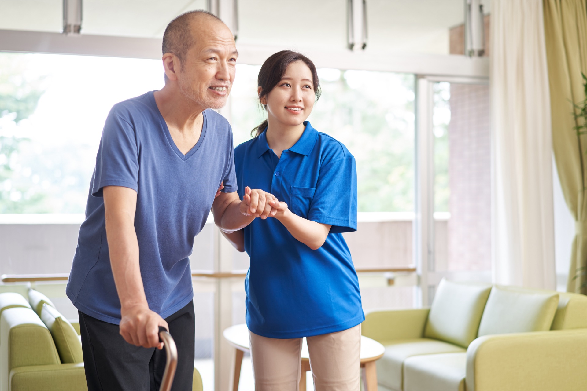 利用者の歩行を支える介護職員